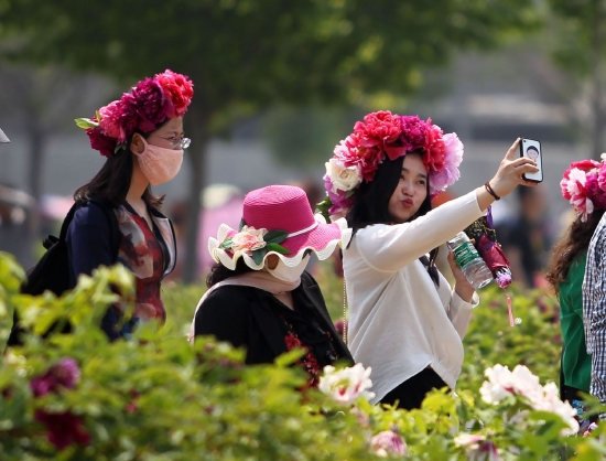 （菏澤市曹州牡丹園游客。圖片來(lái)源：《花開(kāi)時(shí)節(jié)》菏澤市攝影家協(xié)會(huì)劉心中）